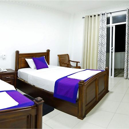 Ronaka Airport Transit Hotel Katunayaka Bagian luar foto