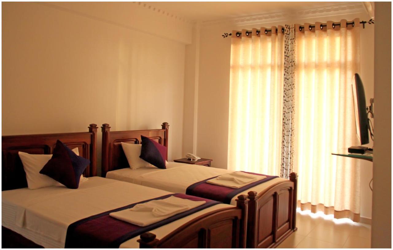 Ronaka Airport Transit Hotel Katunayaka Bagian luar foto