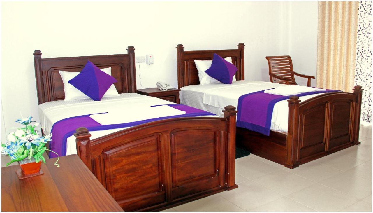 Ronaka Airport Transit Hotel Katunayaka Bagian luar foto