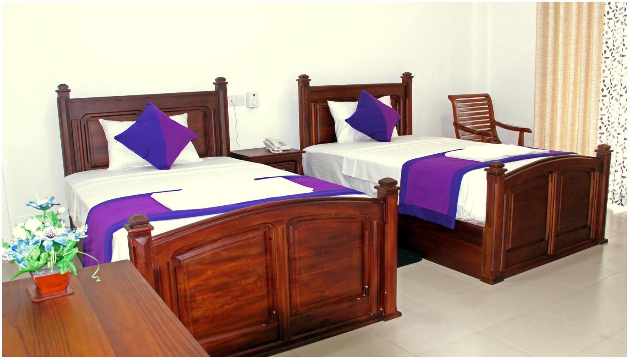 Ronaka Airport Transit Hotel Katunayaka Bagian luar foto