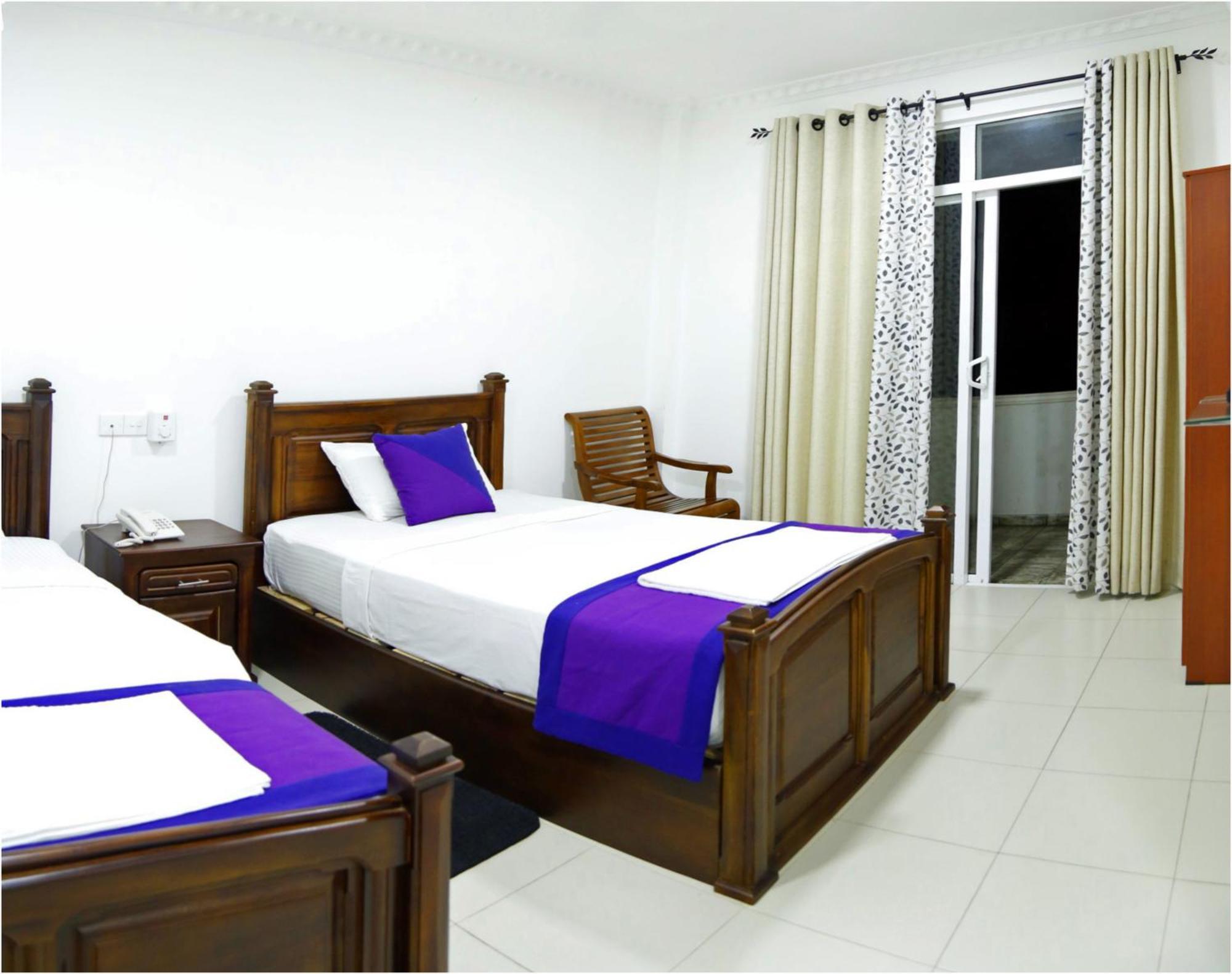 Ronaka Airport Transit Hotel Katunayaka Bagian luar foto