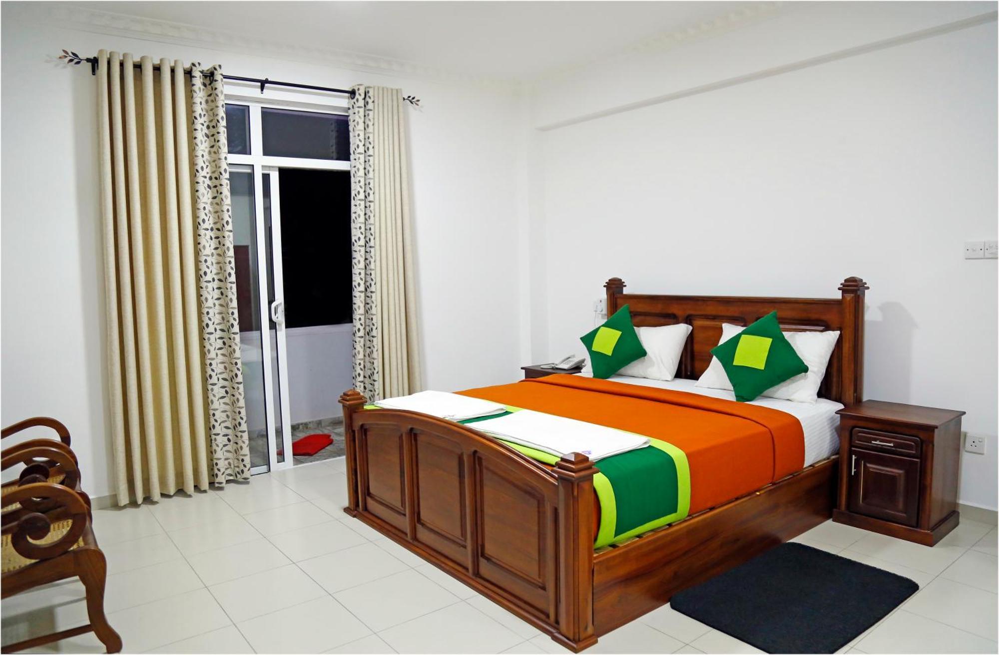 Ronaka Airport Transit Hotel Katunayaka Bagian luar foto