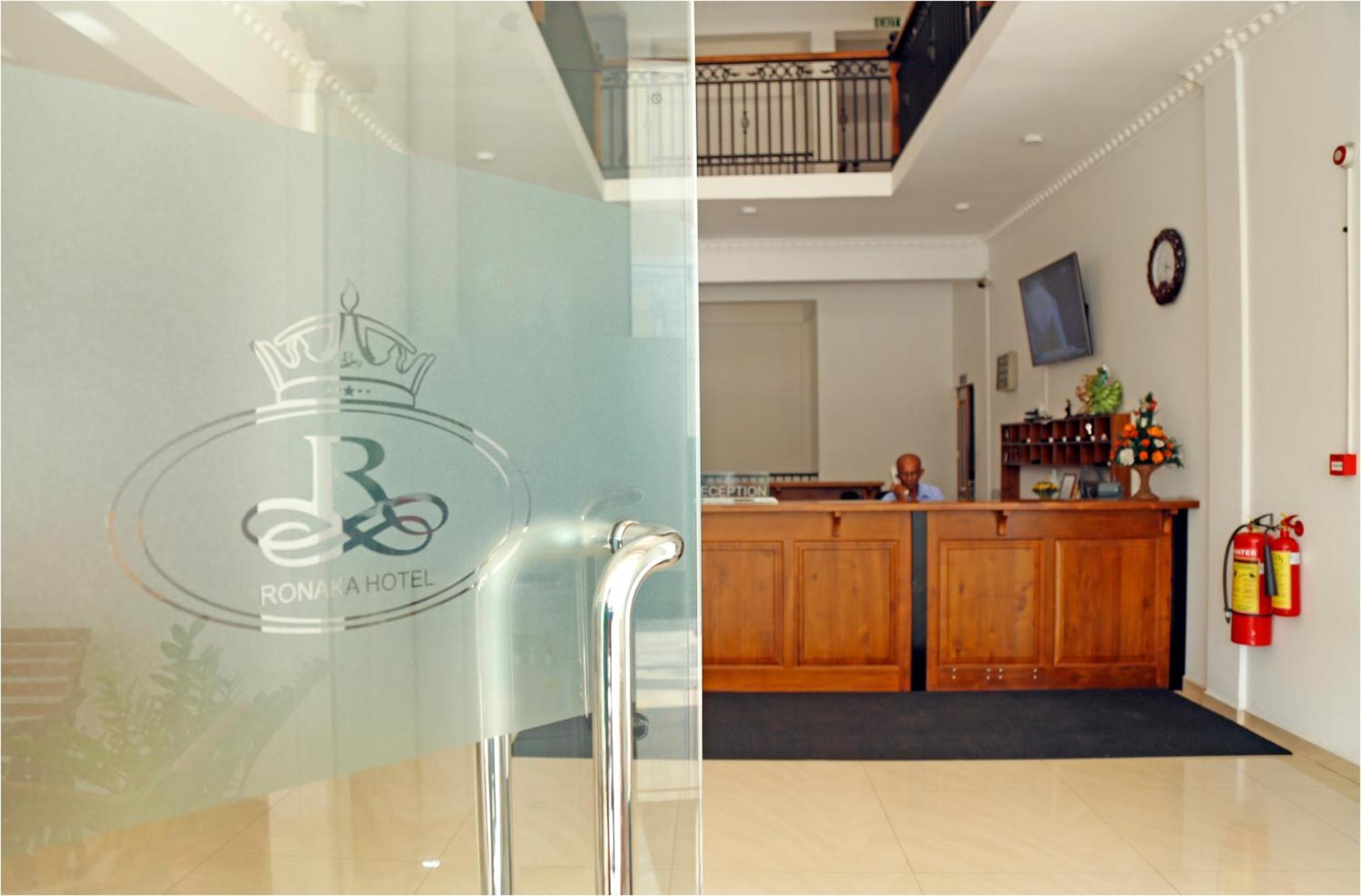 Ronaka Airport Transit Hotel Katunayaka Bagian luar foto