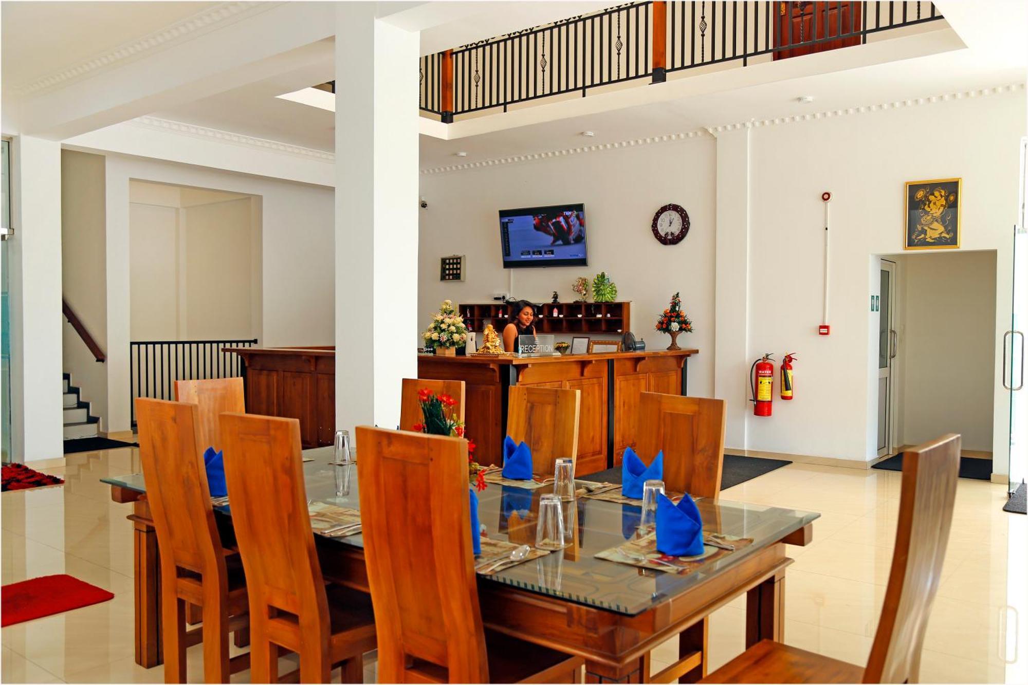 Ronaka Airport Transit Hotel Katunayaka Bagian luar foto