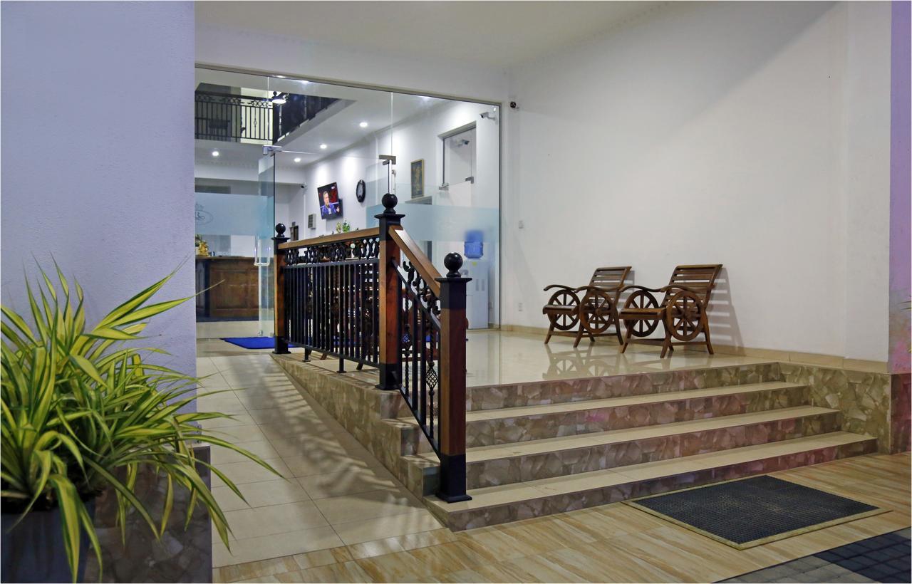 Ronaka Airport Transit Hotel Katunayaka Bagian luar foto