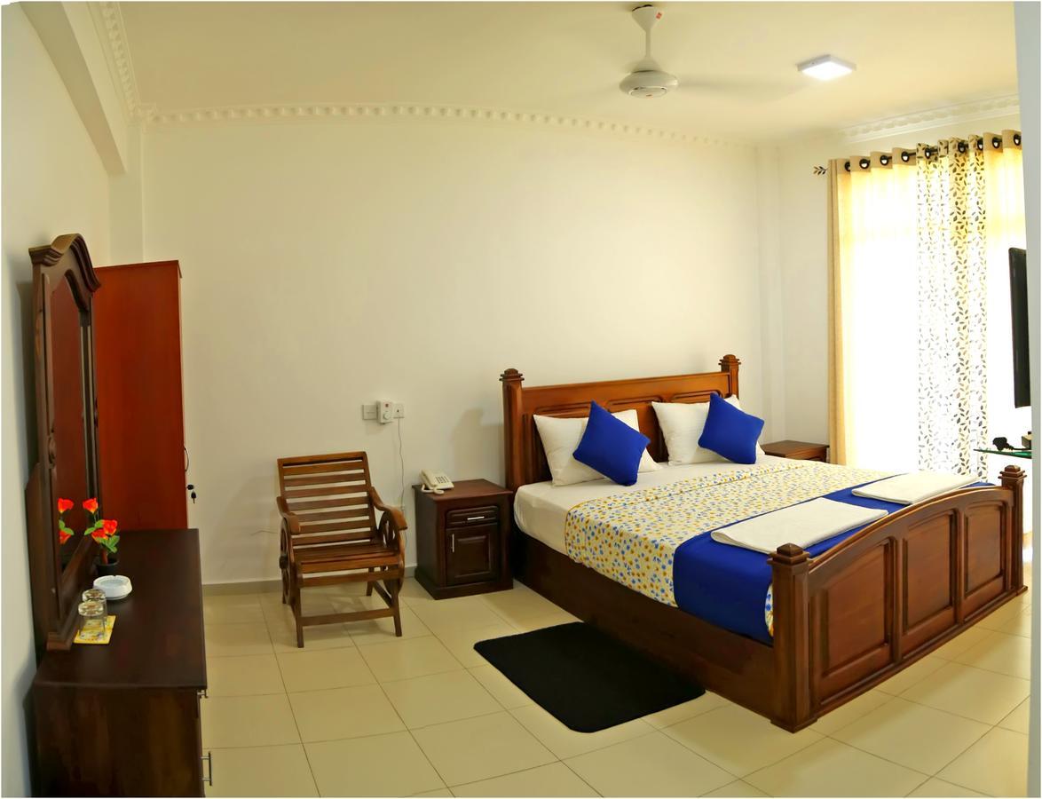Ronaka Airport Transit Hotel Katunayaka Bagian luar foto