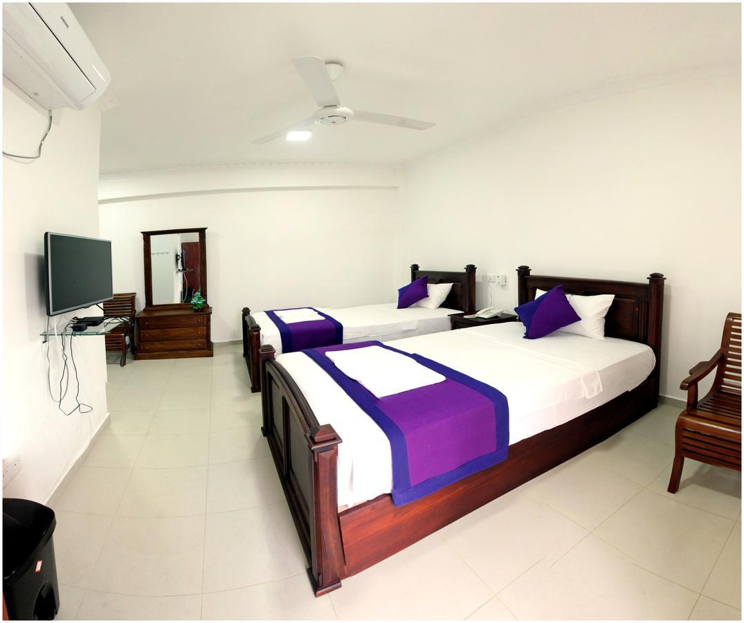 Ronaka Airport Transit Hotel Katunayaka Bagian luar foto