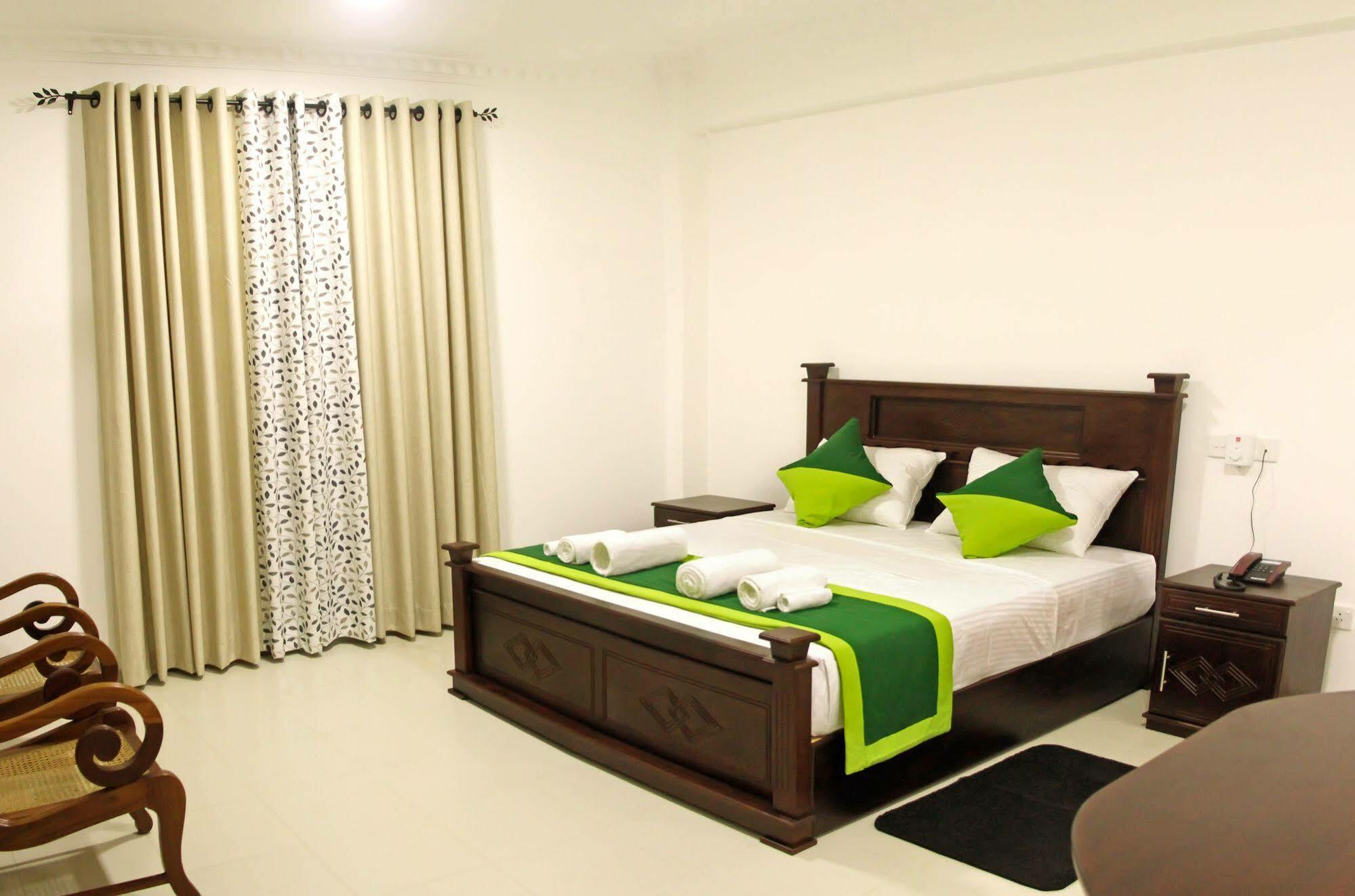 Ronaka Airport Transit Hotel Katunayaka Bagian luar foto