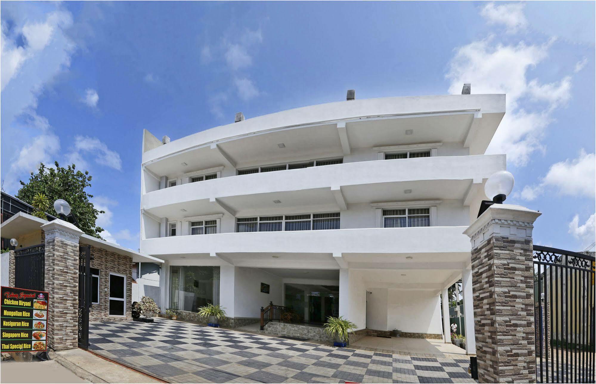 Ronaka Airport Transit Hotel Katunayaka Bagian luar foto